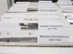 Detalhe de gaveta com fotografias organizadas e identificadas			