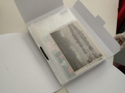 Guarda do acervo em embalagem secundária confeccionada com papel de PH neutro