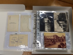 Coleção de cartões postais organizados e guardados em jaquetas de poliéster